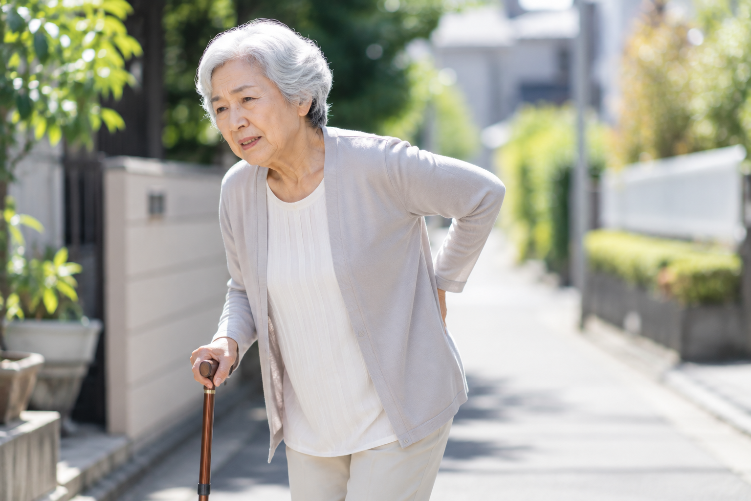 圧迫骨折の原因を整形外科医が解説｜主な原因と注意したい人の特徴は？